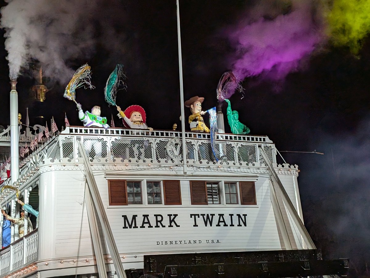 The Pixar Peers didn't quite complete last night but we did close the show at Fantasmic tonight