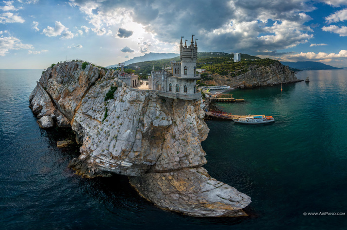 ❗️Stalemate Over Crimea Blocks Peace Talks  

The future of Crimea is the core obstacle in Russia–Ukraine peace efforts, NBC reports. Ukraine fears that recognizing Russia’s control could escalate the war — and leaders see the issue as a global test of resolve, principle, and