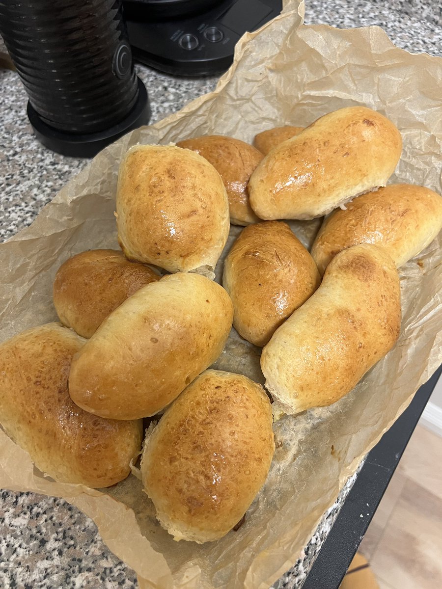 sashkapishet's tweet image. Хотел сделать небольшие компактные пирожки, в итоге получились все равно санёксухановские размером с руку :(