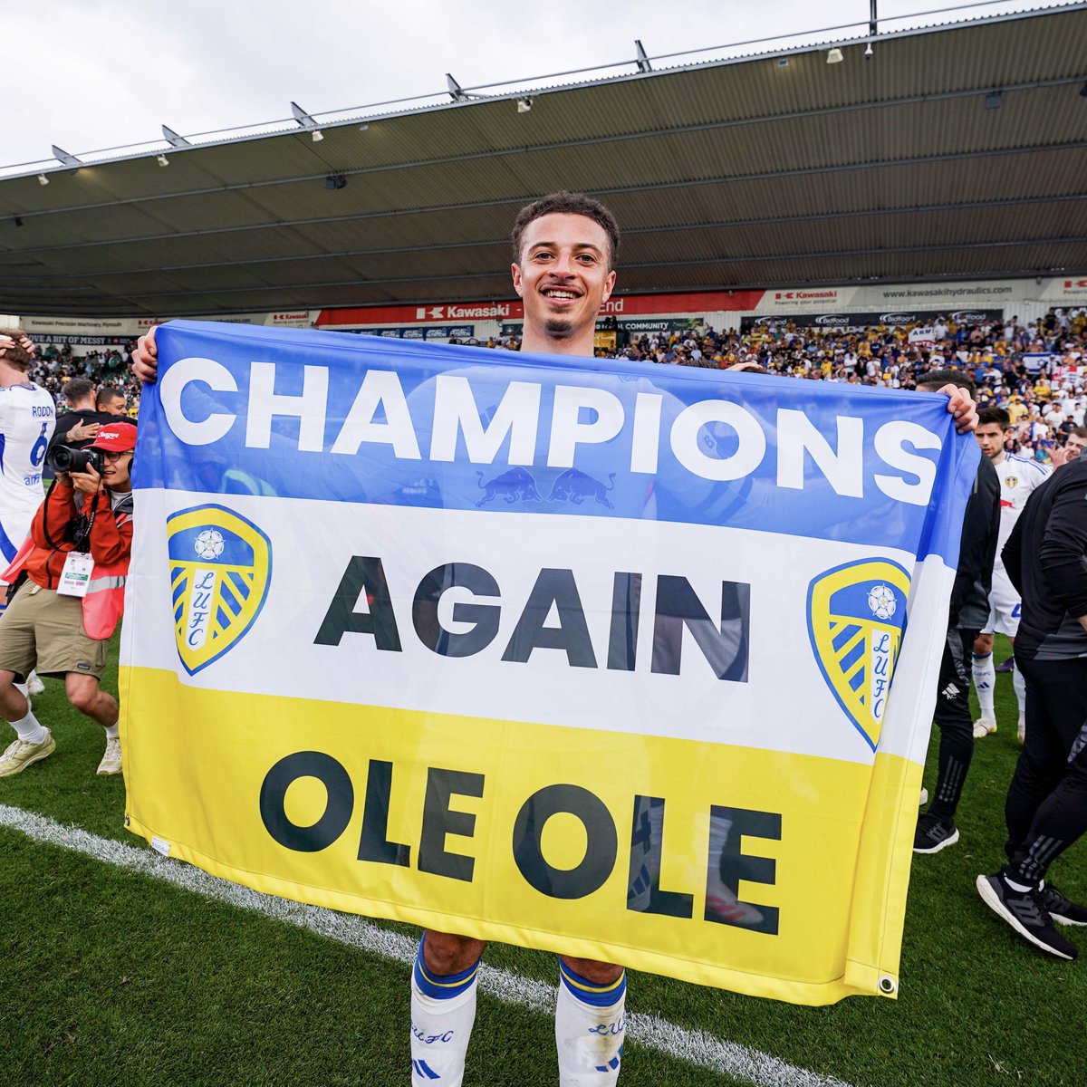 LUFC's tweet photo. 🙌 Louder for those at the back! https://t.co/mCbUETNMgG
