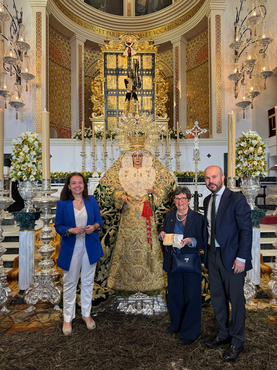 La ofrenda más especial a la Virgen de la Esperanza.

Una devota ha querido regalarle a María Santísima de la Esperanza un lazo tras haber superado un cáncer y devolver su pañuelo de la Virgen.

#EsperanzaEnRoma