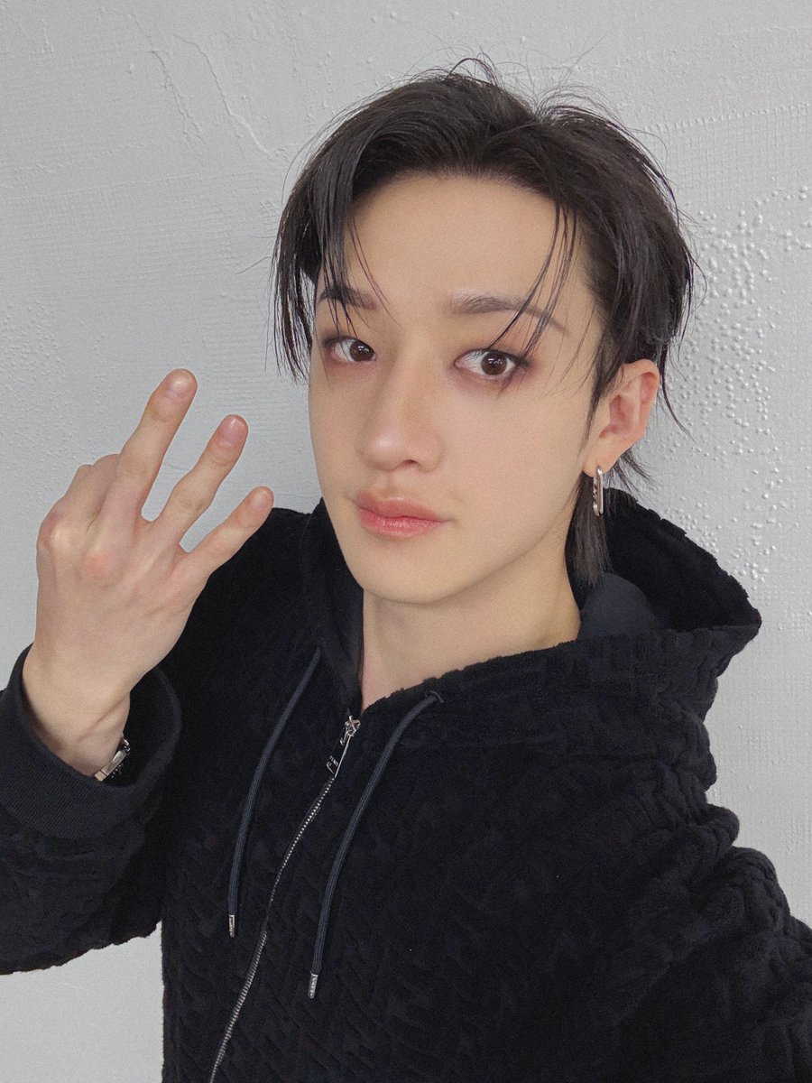 [☔️] - ѕтay over тнe raιn

New Bang Chan photo promoting for the additional recruitment for the STAY over the Rain official Fanclub 5th Gen! 🖤

via Stray Kids Twitter Account 
#BangChan #방찬 #バンチャン #StrayKids <a href="/Stray_Kids/">Stray Kids</a>