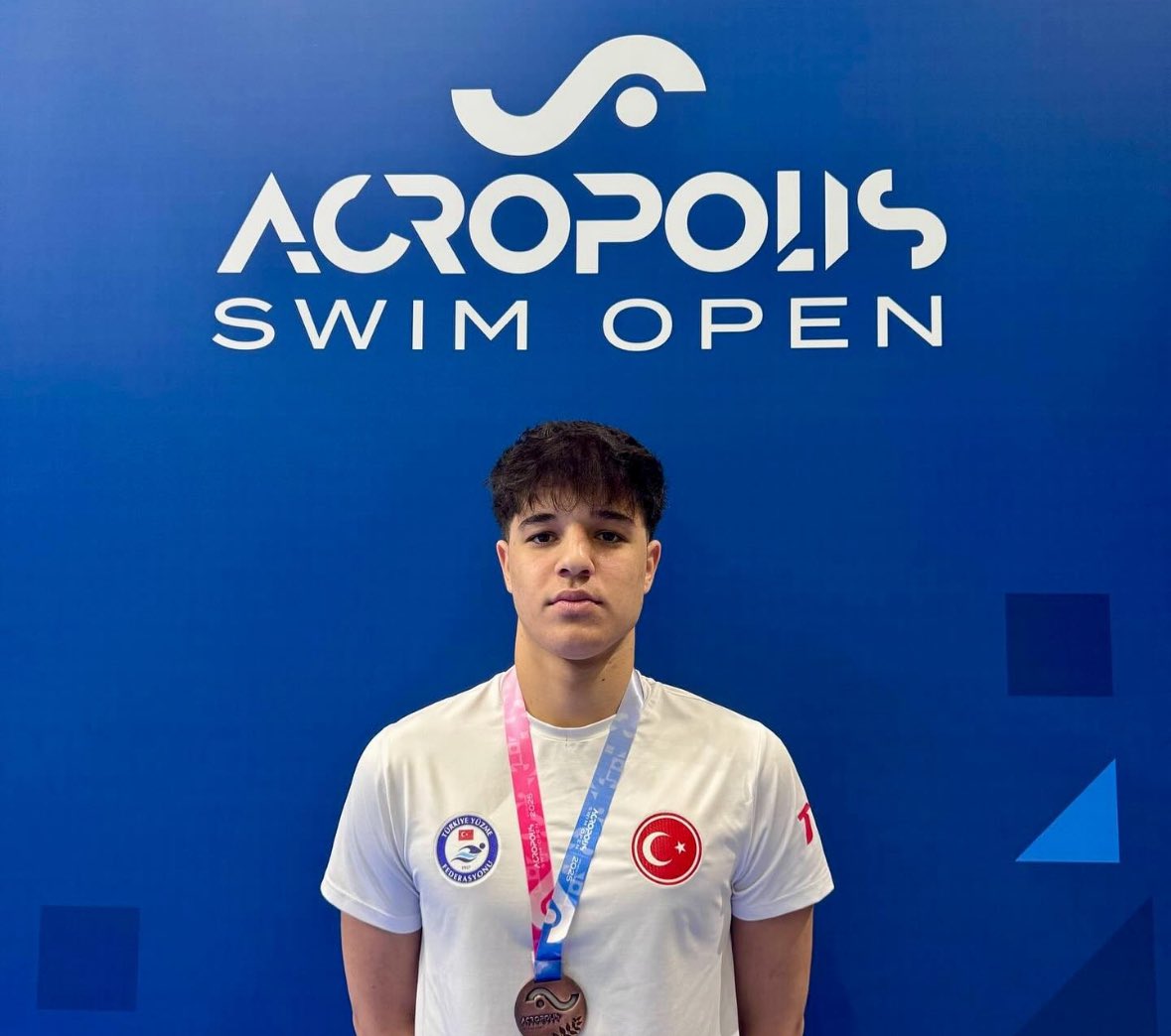 aykonakademi's tweet photo. 2-4 Mayıs 2025 tarihlerinde Yunanistan’ın Atina şehrinde gerçekleşen Acropolis Swim Open 2025 yüzme şampiyonasında sporcumuz Doruk Yoğurtcuoğlu, 100m Kurbağalama yarışında elde ettiği 01:01.71’lik derecesiyle 3. olarak bronz madalya kazanmıştır!🥉 https://t.co/myVnn5fe0o