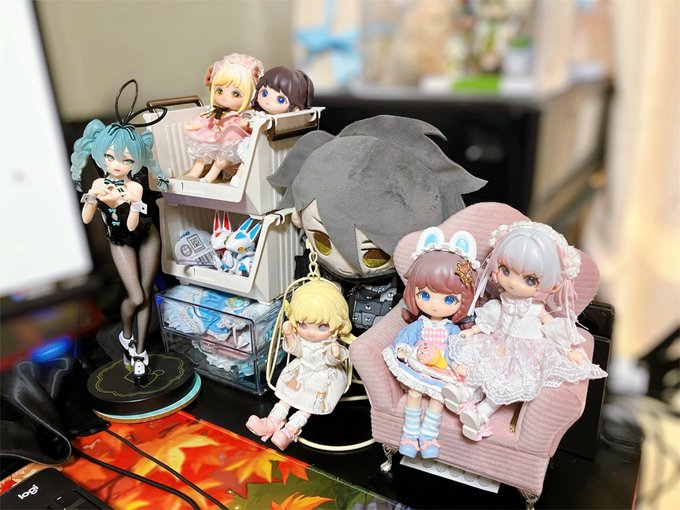 デスクの右側が愉快なことになった 