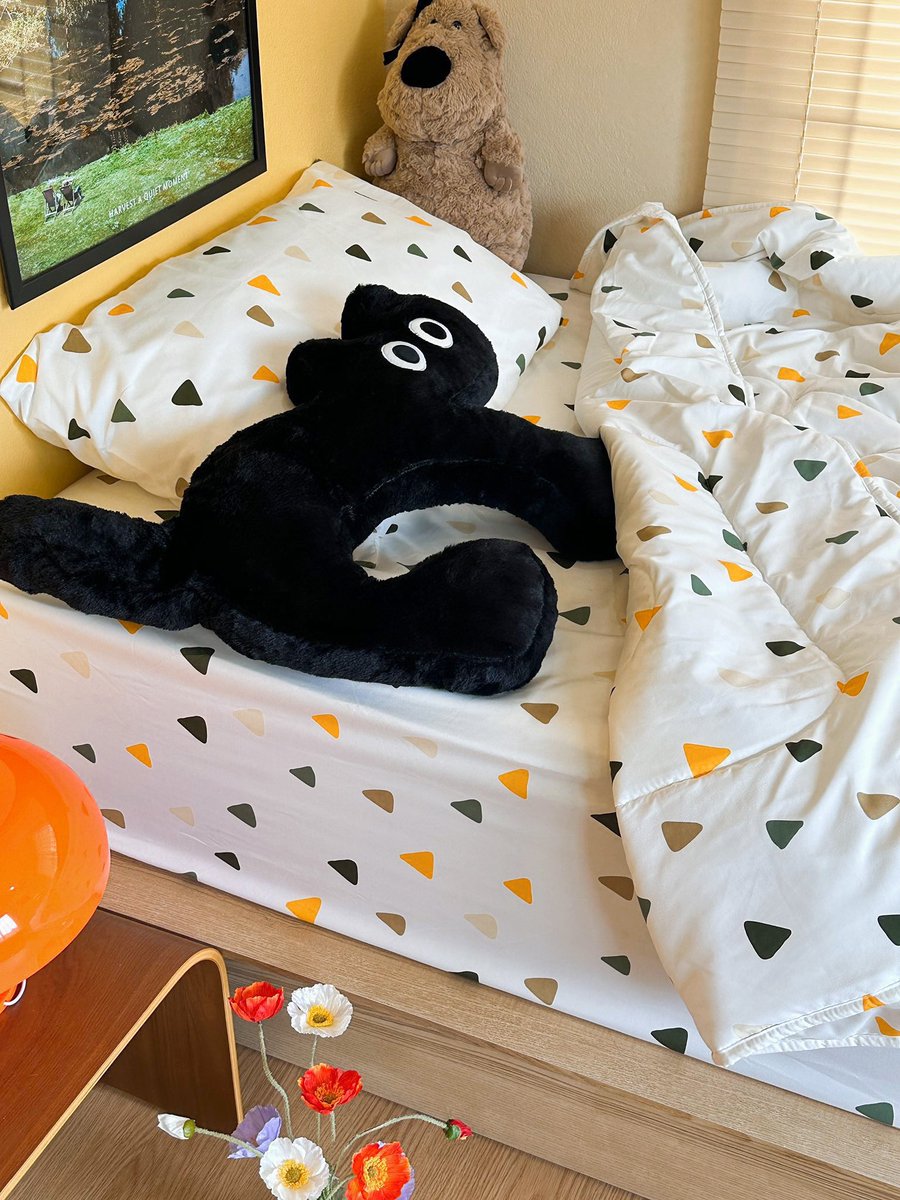 2 ลายนี้ก็ของ licky mattress มาร์ใช้ทุกห้อง เชื่อเถอะ มันนอนฟินมาก 😞 ลองเริ่มจากผ้านวมเดี่ยวๆ หรือผ้าปูเดี่ยวๆก่อนก็ได้ค่ะ สัมผัสไม่เหมือนแบรนด์อื่น ไม่ใช่ผ้าซาตินนะ เลี้ยงหมาขนยังไม่ติดเลยย s.lazada.co.th/s.w1nbX?cc