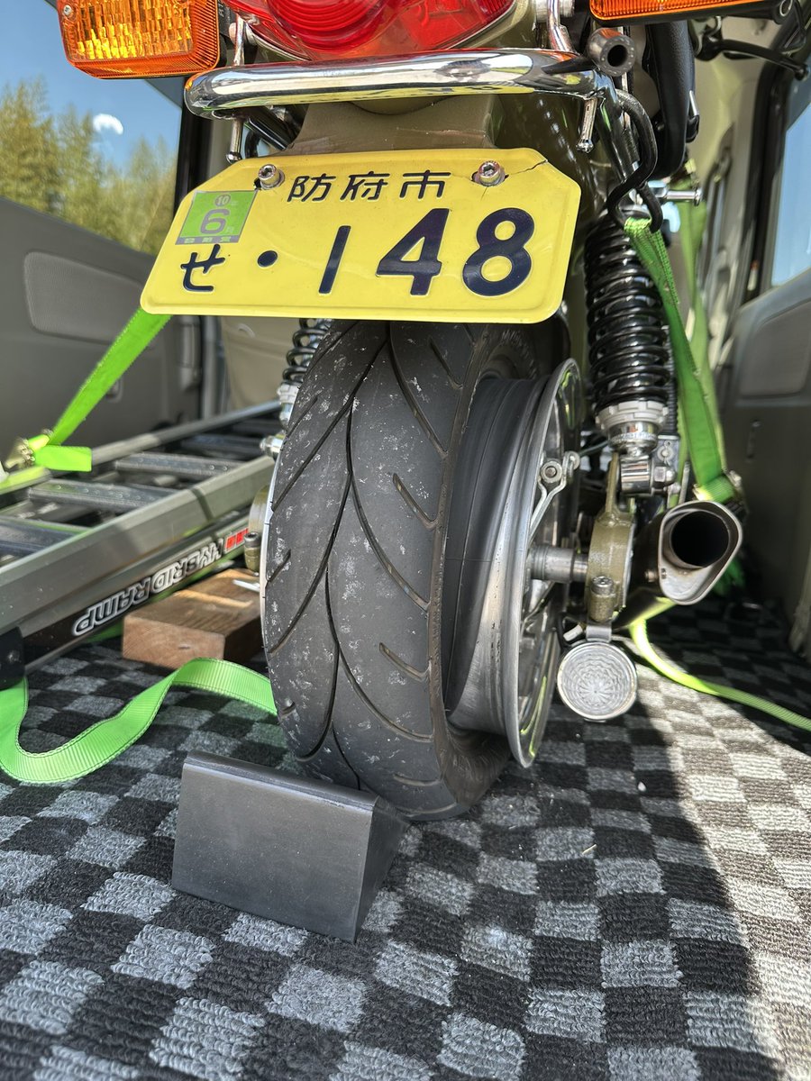 久々の角シャリーはバックステップが緩み
ステップバーを落とすし終いにはリヤタイヤパンクで途中リタイヤ😭トランポして頂きました🙇