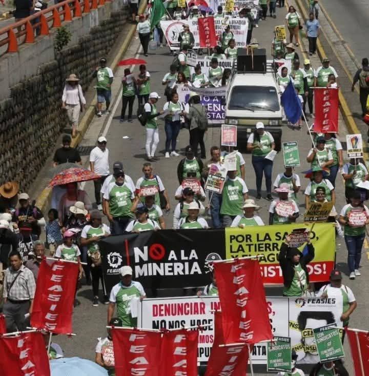 sv_prensa's tweet photo. fotos de un móvil durante un retén policial y la prohibición a un joven para viajar a la marcha.

Una acción artística de la dupla artística de Lady Drag y LaWilla llamó la atención por sus referencias a la Constitución y las detenciones en El Salvador.

#NoticiasAlInstante https://t.co/YMp1P1FAvQ