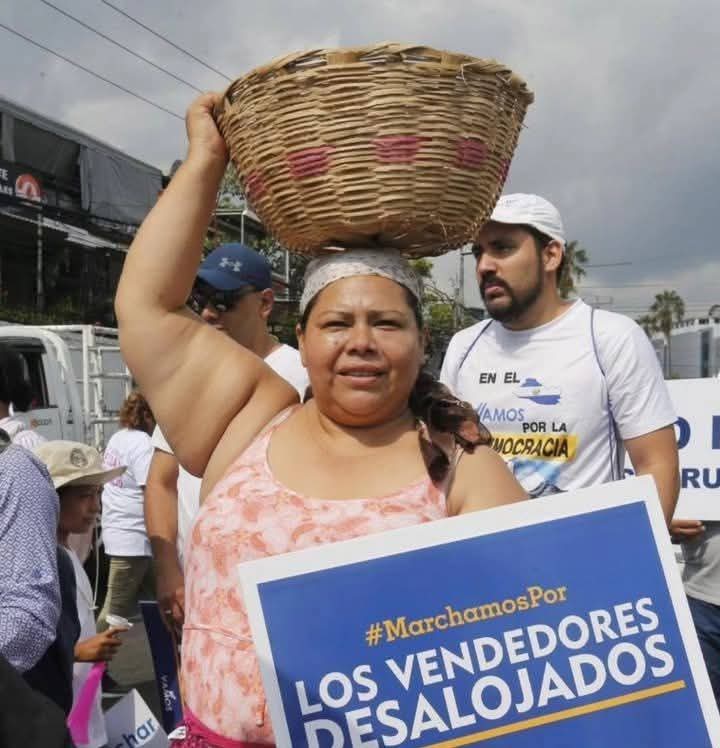 sv_prensa's tweet photo. fotos de un móvil durante un retén policial y la prohibición a un joven para viajar a la marcha.

Una acción artística de la dupla artística de Lady Drag y LaWilla llamó la atención por sus referencias a la Constitución y las detenciones en El Salvador.

#NoticiasAlInstante https://t.co/YMp1P1FAvQ