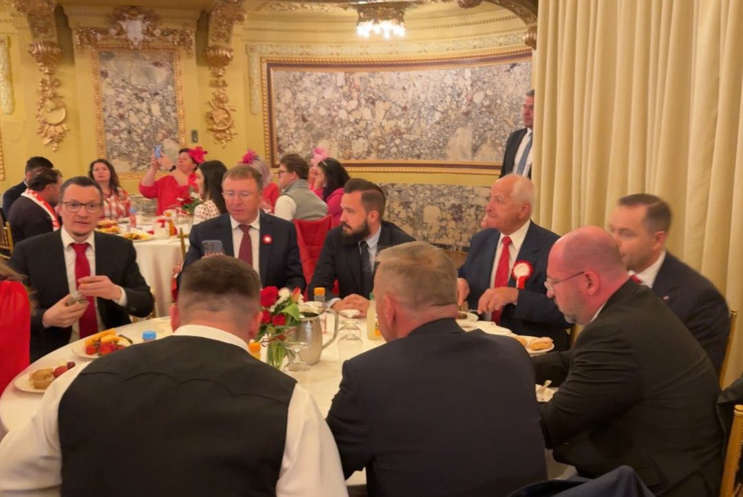 Stolik Nawrockiego w USA. Z Jackiem Kurskim… Pokaż mi Twoich przyjaciół a powiem ci kim jesteś. PiS przestał się krygować. Zobaczcie sami.