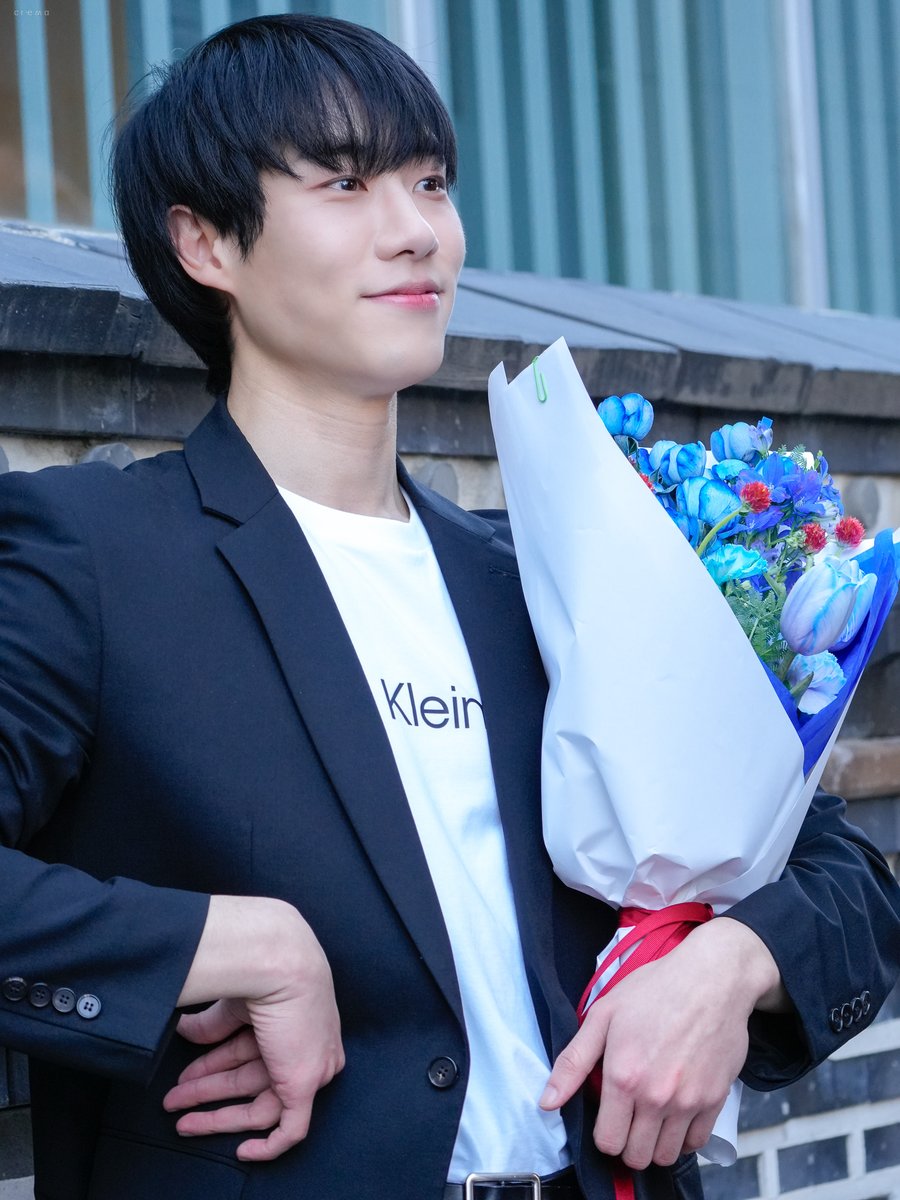 crema_pic's tweet photo. 250322 종의 기원 퇴근길 

#백동현 배우님

-

꽃을 든 미남 https://t.co/iLakQqFTNM