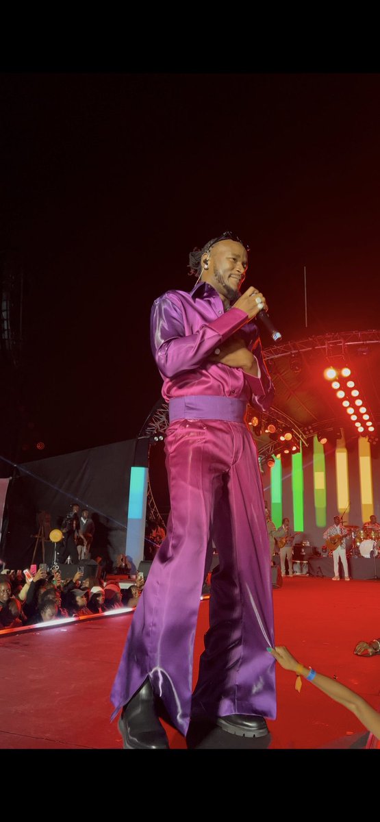 Unenge wabva kuseka Va Winky D kuti vanga vakapfeka pink , goat wako Obva asanganisa zvese pink ne purple😂😂😂