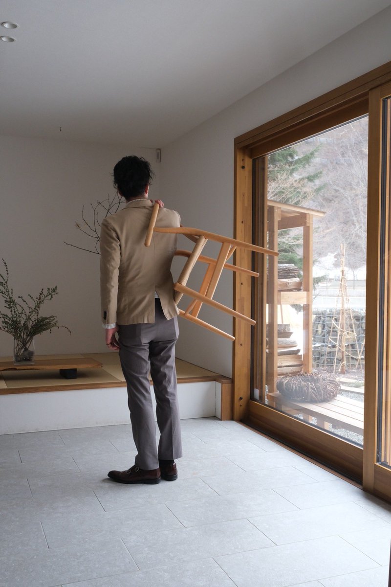 yutayutayuta96's tweet image. 普段はこんな感じで街中を歩いています
どのくらいCH24が好きかと言うと、一緒にお風呂に入れるくらいです

 #CH24  #Yチェア  #カールハンセンアンドサン 
 #北欧家具