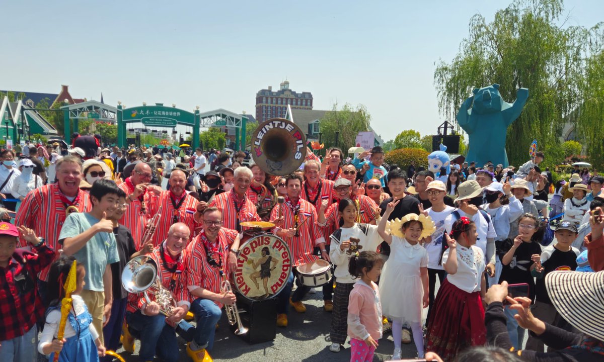 Wat een fantastisch en enthousiast publiek hier in China. We vinden het een grote eer dat we ons land mogen vertegenwoordigen in Dafeng Holland Flower Park. Of zoals <a href="/telegraaf/">De Telegraaf</a> schrijft: Hét Orkest van de Verbroedering over de hele wereld!