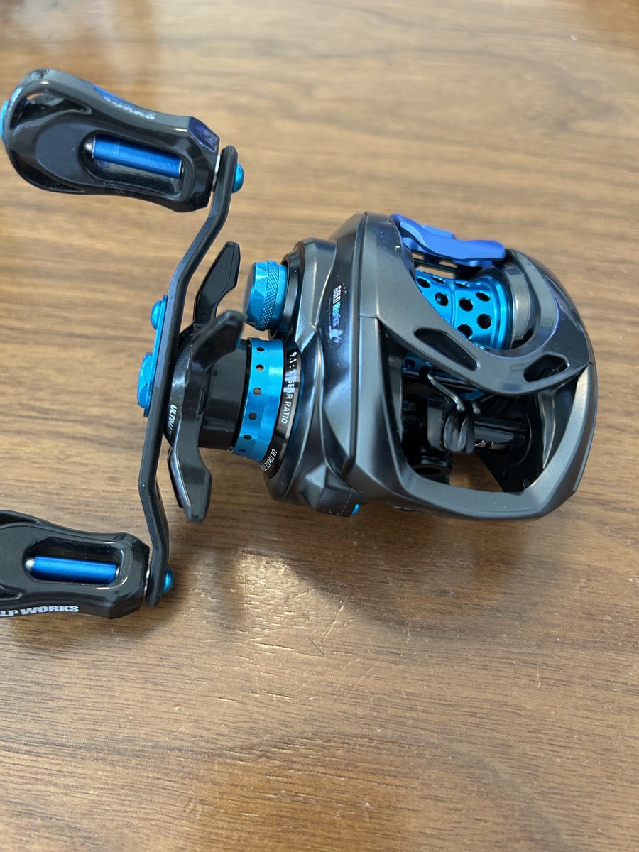hideshimi7's tweet photo. STEEZ AIR初号機🎣
スプール等カラーパーツとは、若干色合いは違うけど、これはこれで良き😄
#GOLDWorks #KDW #パーミングクラッチ #STEEZair #バス釣り https://t.co/uU5FBG5AZq