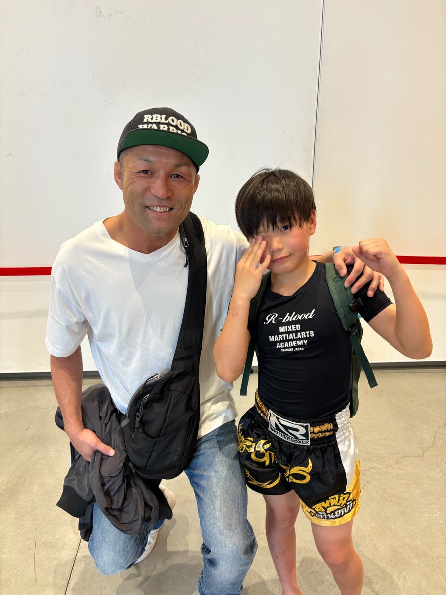 ryuta918's tweet photo. 今日はデッドヒートにマナトがキックの試合でした
結果は判定負け
相手の反則の膝が右目に入りましたが、最後まで練習していたコンビネーションも出来てたしあきらめないで攻めていたのでよく頑張ったと思います👍
お疲れ様でした🙇‍♂️

#RESILIENCE07 
#キックボクシング https://t.co/1a6vUXj8wo