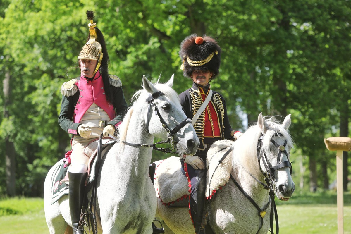 🔴 𝗘𝗣𝗢𝗣𝗘𝗘 𝗜𝗠𝗣𝗘𝗥𝗜𝗔𝗟𝗘 👑 | Ça continue aujourd’hui ! L’Empire est bel et bien de retour à #Valencay et vous êtes les bienvenus pour en faire partie !

Reconstitutions historiques, costumes somptueux, danse, chevaux... l'ambiance est 100% Impériale jusqu'à 18h ! 🥳