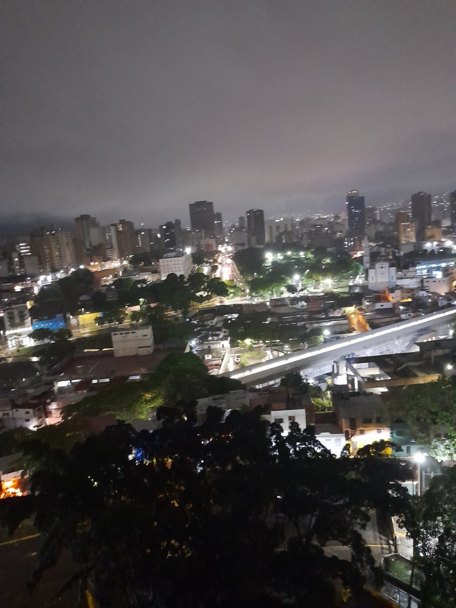 nelliza32's tweet photo. Mi CARACAS ES TAN PROFUNDA EN UNA NOCHE DE LLUVIA  VENEZUELA https://t.co/JAboklG6mD