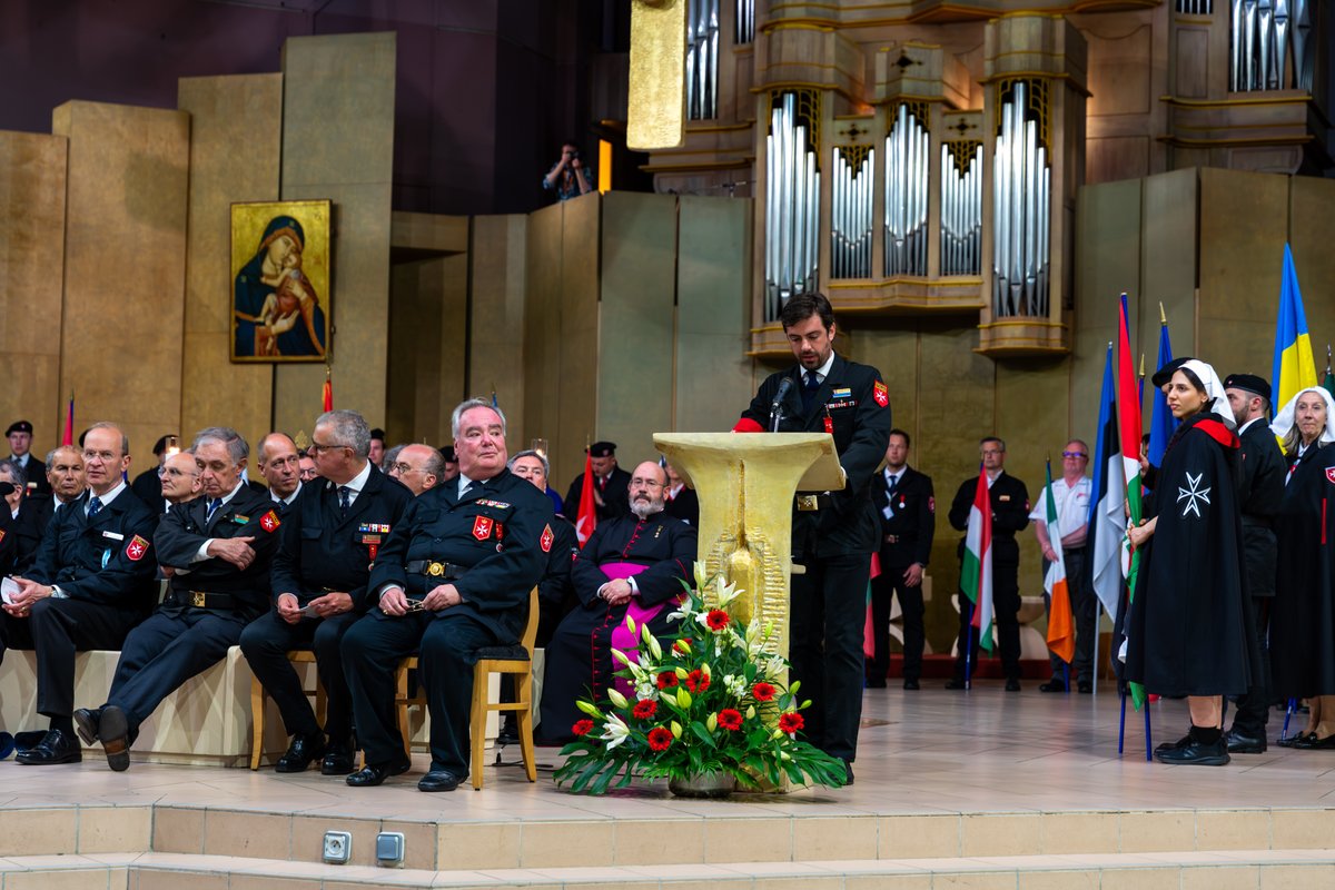 Les nouveaux pèlerins ont reçu la médaille du pèlerinage, symbole de leur premier voyage à #Lourdes avec l’#OrdredeMalte. Le Grand Maître a rappelé : « Chacun de nous est invité à redécouvrir la miséricorde et la tendresse de Dieu dans un monde marqué par la souffrance. »