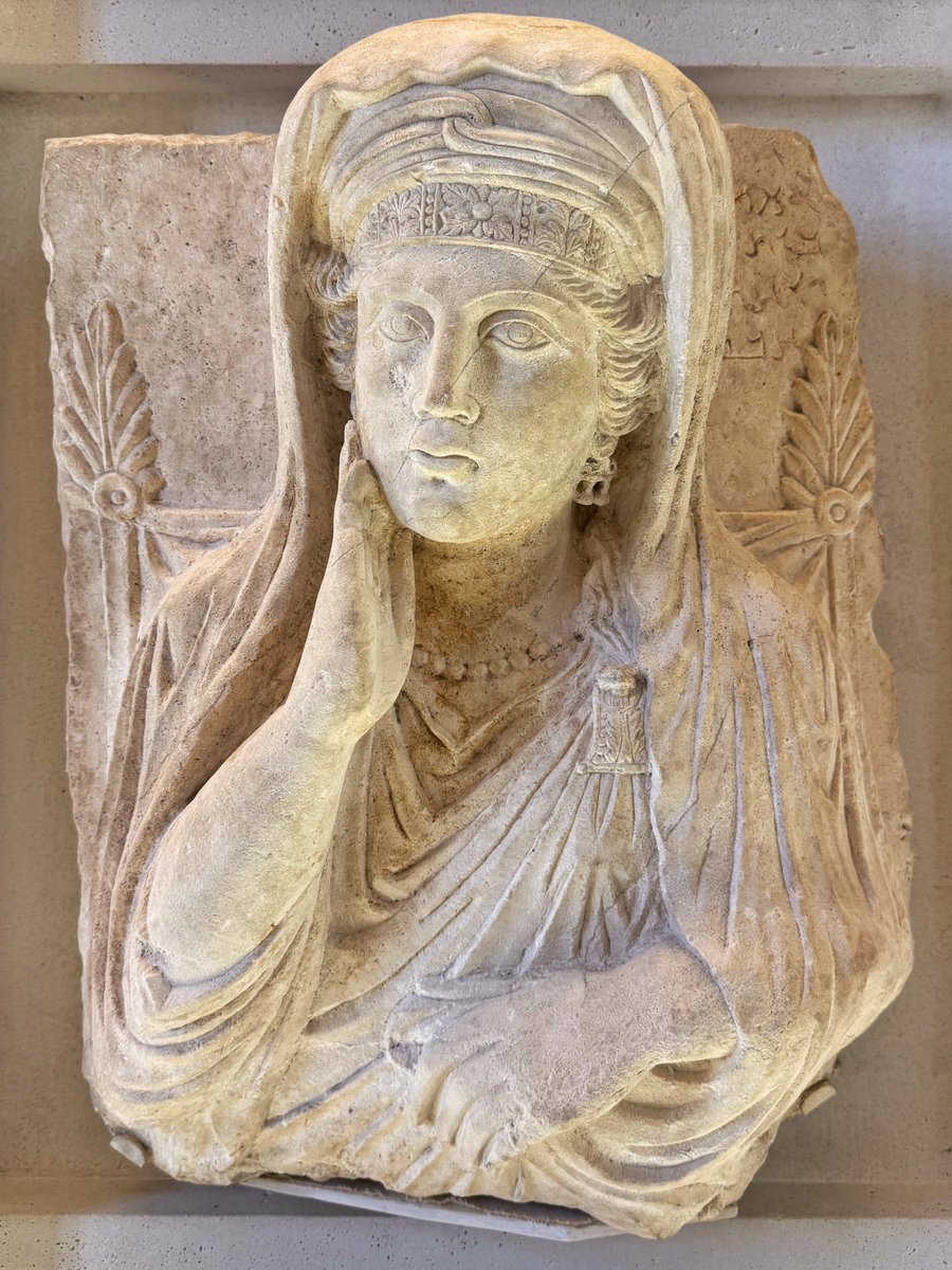 Ein Meisterwerk der zahlreichen Palmyra Portraits im Pariser Louvre ist das Grabrelief einer schönen Frau. Ummayat, Tochter von Yarhai. Alles, was von meiner Herrlichkeit übriggeblieben ist, sagt Ummayat, sind die Blicke, die ihr auf mich werft naehrlich.de/daserberoms/20…