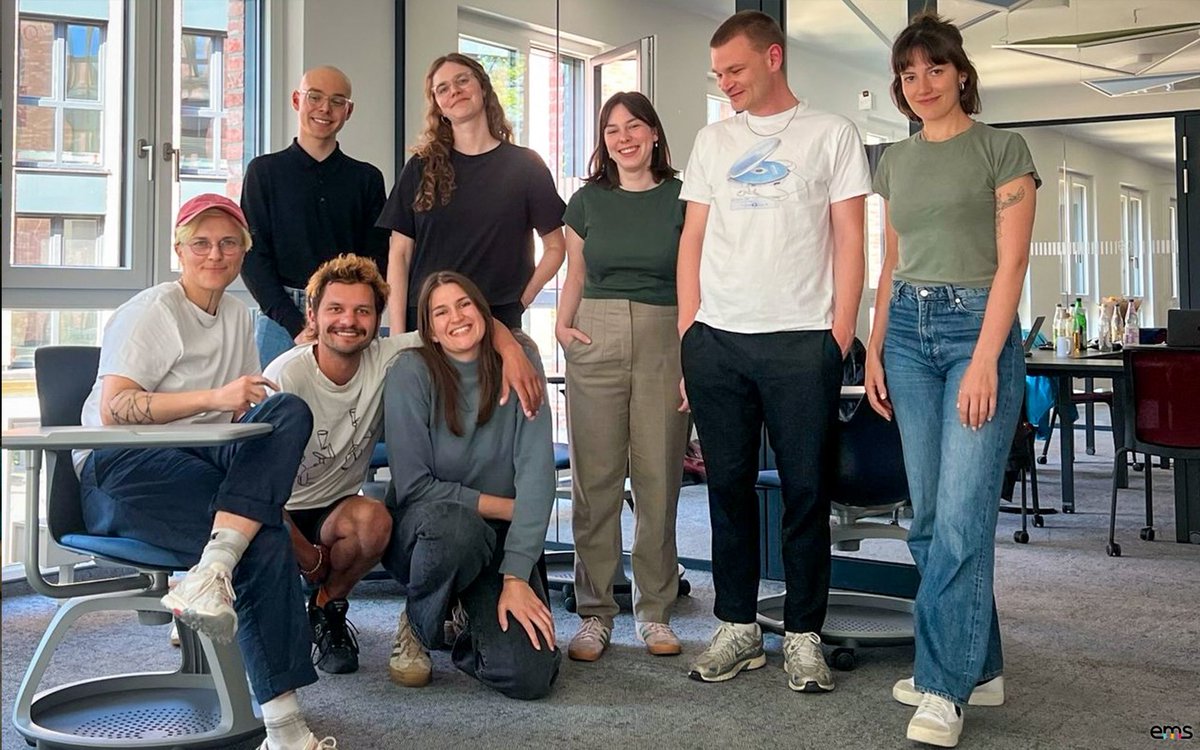 Unsere #ems14-Volos sind zurück von ihren Praxisstationen und meistern nun die letzte Etappe ihres Volontariats: das multimediale Abschlussprojekt. Dabei sollen sie ihr gesamtes Können unter Beweis stellen. 🚀 Am 28. Mai, ihrem letzten Tag an der ems, erscheint ihr Projekt.