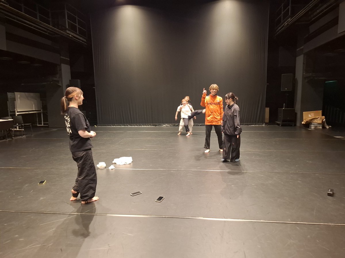 cat_shinbu's tweet photo. みなさまGWいかがお過ごしでしょうか!
心舞は6日後に迫った自主公演に向けて追い込み練習をしています!
これはなんの練習でしょうか…
答えは公演で↓
https://t.co/xyk9KQOEeO
#心舞 #shinbu #芸術文化観光専門職大学 #ダンス #dance #コンテンポラリーダンス #contempararydance #叶舞 #tobu https://t.co/WtQHoU5nSd