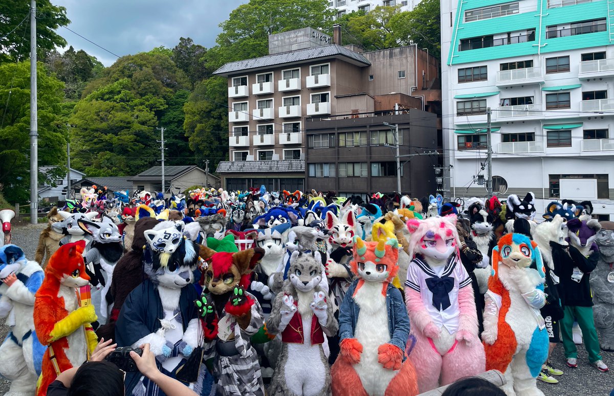 今日もたくさんのモフモフさんがお越しになっております🥰

GWもいよいよラストスパート！街中もさまざまなアクティビティを楽しむ来訪者で賑わっております。最後まで楽しんでいってね！

明日はレイヤーさんも多そうだ！お天気で頼むよ神様！（若干怪しい雲☁️）