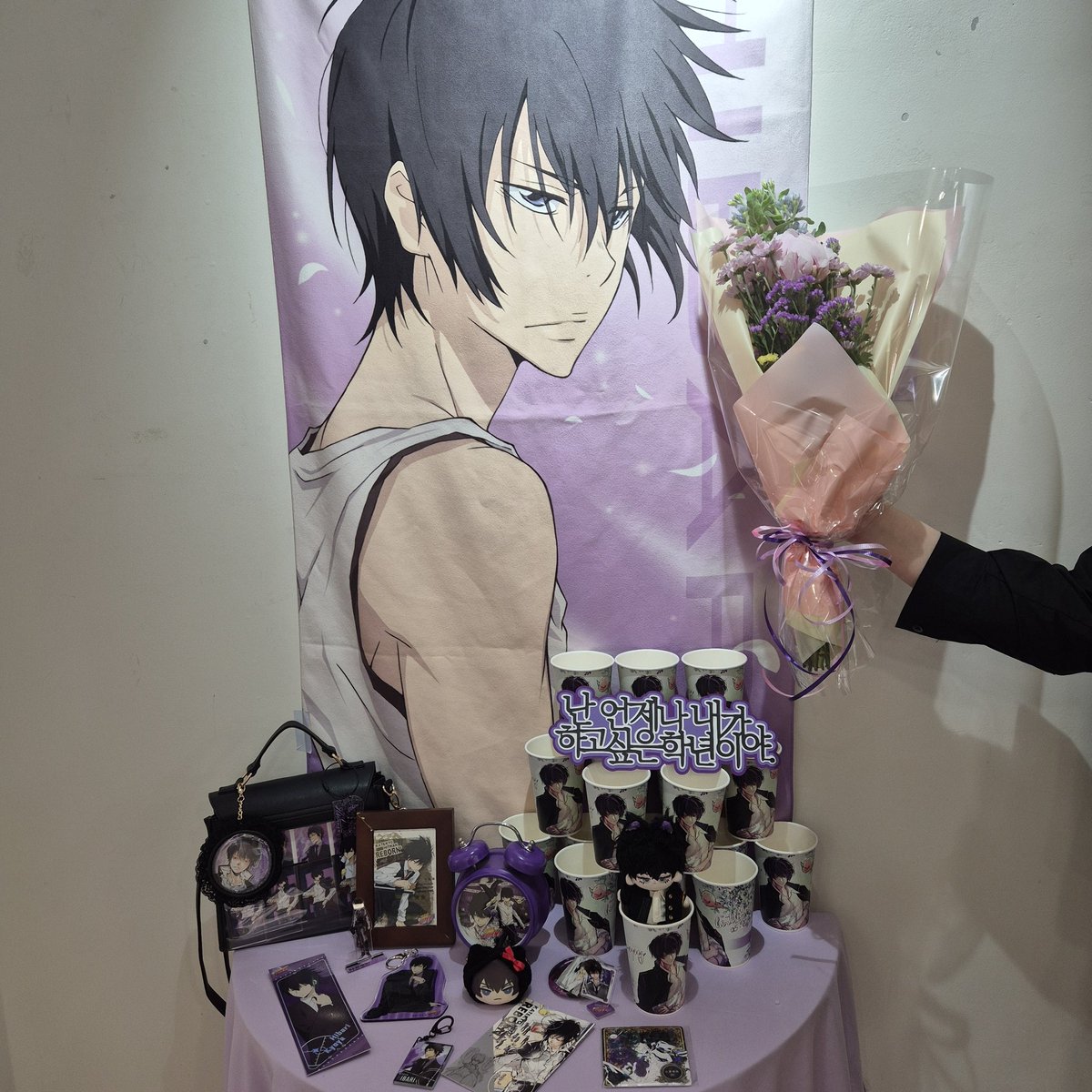 2025 히바리 쿄야 생일카페:
초식 동물들의 반란💜

🐥: 꽃다발 선물 감사드립니다. 보라색 꽃과
위원장님이 너무 잘어울려요. 
예쁘게 전시 했습니다☁️