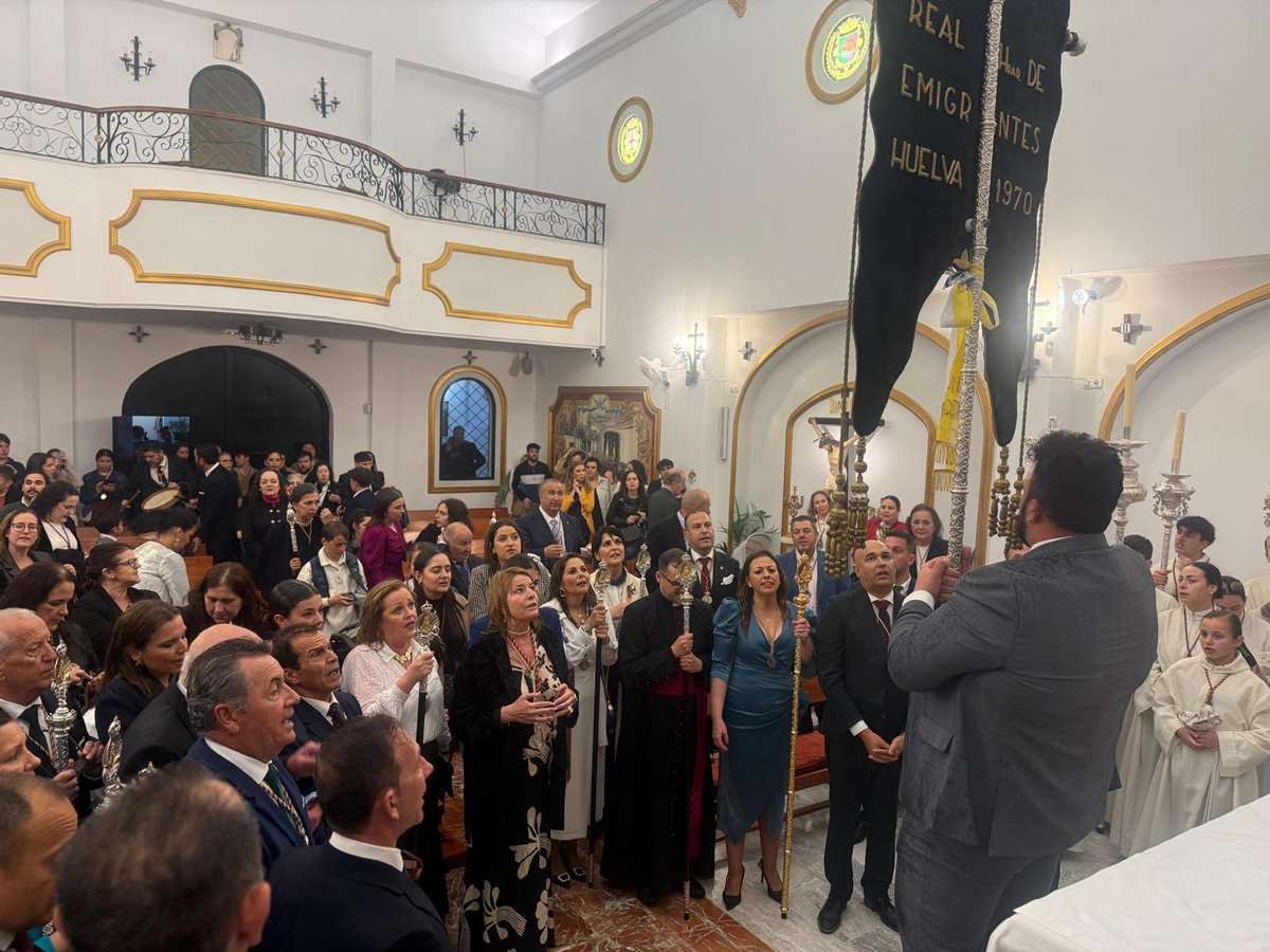 Tras el acto, se ha realizado el traslado del Simpecado a su Casa de Hermandad, que ha estado marcado por la lluvia y la ausencia de cohetes para respetar a las personas sensibles al ruido y animales de compañía.