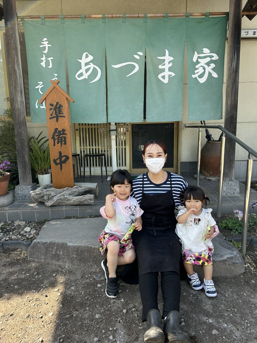 3zEtpHh45MMiEQF's tweet photo. うちのゴールデンウィークは群馬に！！
金曜の夜中に出発！
土曜は何ヶ所か道の駅を回ってスタンプ集めをしてあづま家に！！！子供達がずーっとジュンちゃーんと馴れ馴れしく呼び…💦最後に写真を撮ってもらい❤️からの、あがつま峡に行き一泊！朝から遊び現在帰宅中。
一切渋滞ハマらず！！ラッキー https://t.co/LMihbijZSK