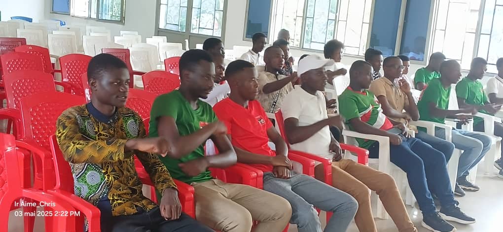 cndd_fddburunga's tweet photo. Antenne #RUMONGE .Hari kuwa 03/5/2025, Aho urwaruka rw' #imbonerakure ruhurikiye mu mugambwe @CnddFdd rwiga mu makaminuza atandukanye arı mugisagaa @MairieBuja rwakoranye. Kwari ukwibukanya ko uwiyandikishije wese abwirizwa kujoja gutora ikarata y'itora kare no kugendera ubuntu. https://t.co/GserWvvR7p