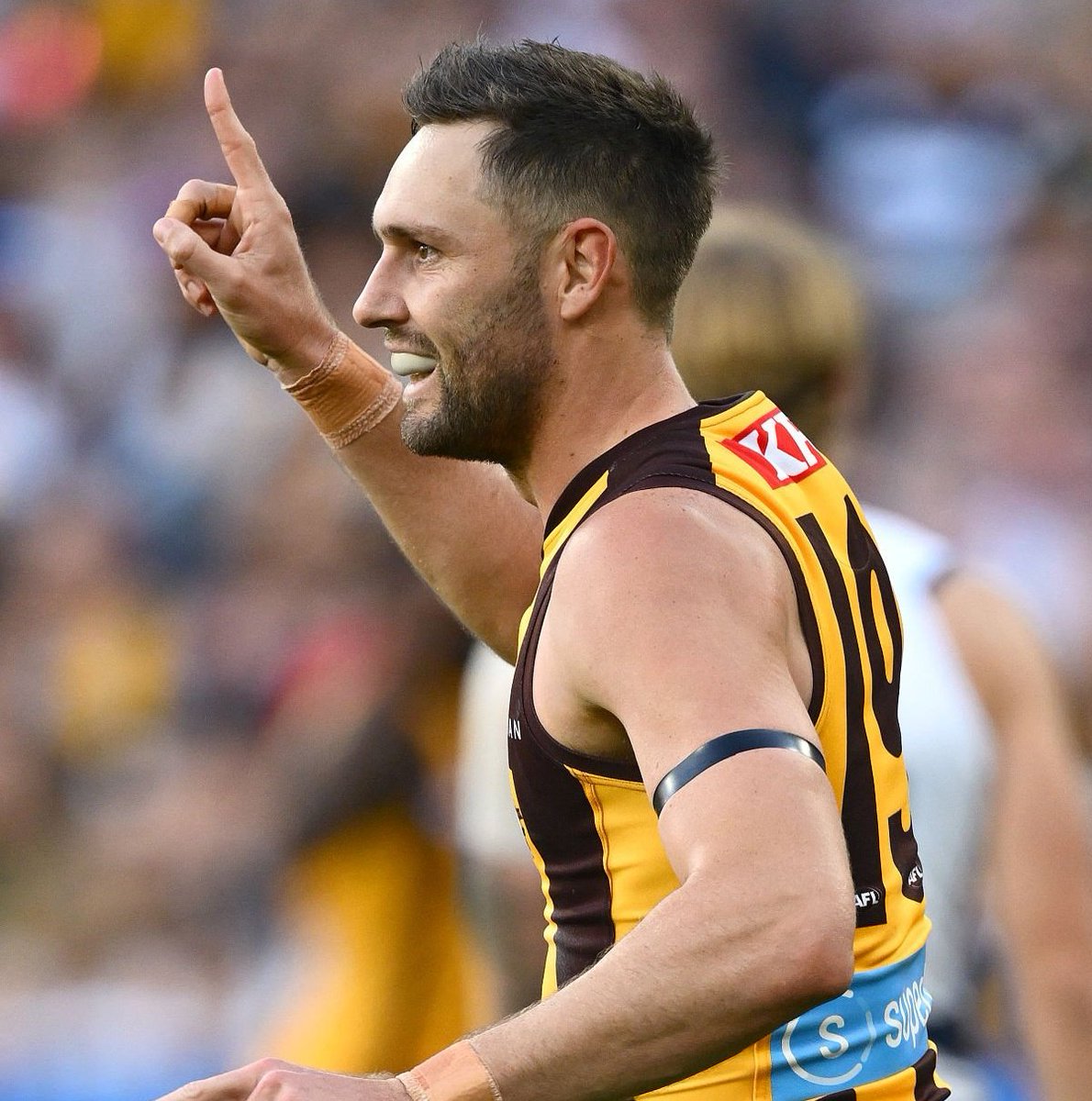 500 CAREER GOALS! 💯💯💯💯💯

One of the best to ever do it.
A huge ovation, and great to see the boys get around him too. All hail Jack Gunston! 🙌🤎💛

#AFLHawksTigers