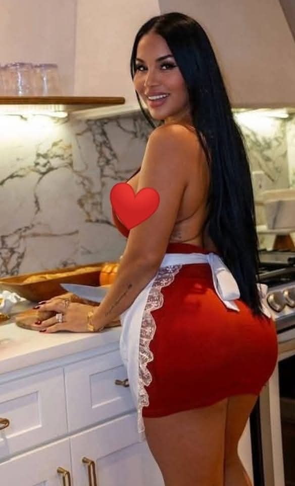 سألته أن ..
يعرب اسمي ؟
تأملني و أجاب  :
أنتِ المبتدا  .. واللا .. منتهى 
الضم ... محلكِ والخبر .. انتشا 
فى الحب فاعل  ..والمفعول  .. أنا
البدر ..... نعتك والقمر .. انتفى .
ضمير مبنى ..على فعل عشق 
لأسم ....لامحل له ...الا ... الخيااال .