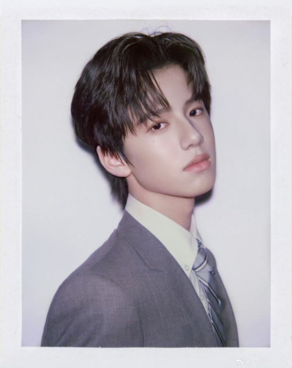 just realized that these photos of shuxin’s friends are taken by the camera that ysx expensed for the photographer. 

for those who don’t know the backstory, after having the road to success peel apart camera shoot, the photographer’s camera got damaged after it fell, the machine