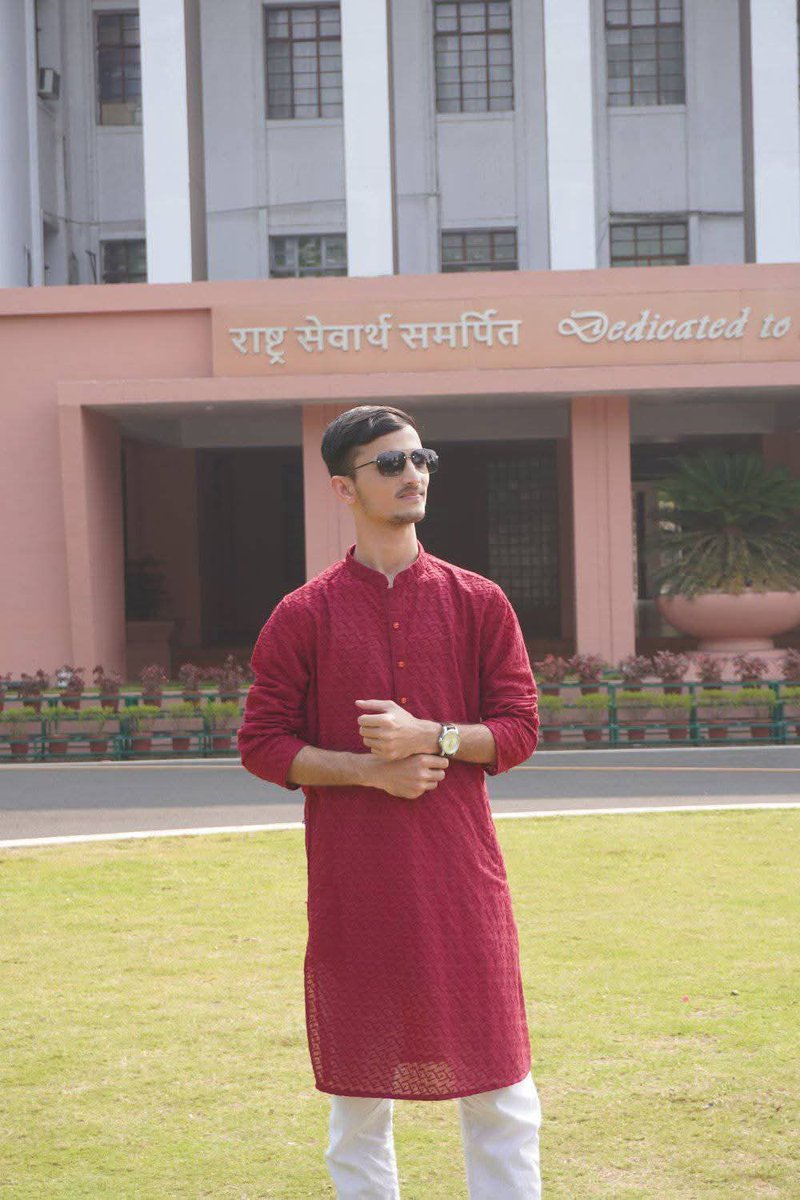 यह आसिफ कमर है. IIT खड़गपुर में सिविल इंजीनियरिंग 3rd का स्टूडेंट है. बिहार के शिवहर जिला अंतर्गत गड़हिया गाँव का निवासी है.

रात में 1 बजे तक माँ से बातचीत हुई है. आखिर में कैंटीन जाने के नाम पर कॉल ड्राप किया है. सुबह 4:00 बजे मृत्यु की खबर आयी है. 

<a href="/IITKgp/">IIT Kharagpur</a> प्रशासन की तरफ से