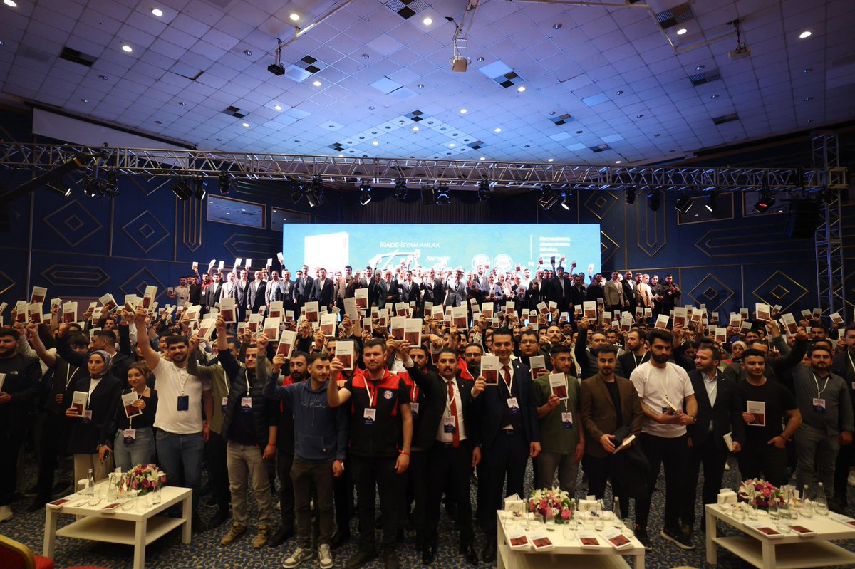 mstemrebalci's tweet photo. İrade!

İsyan!

Ahlak!

Ruh cephesinin maden işçileri olacak gençlerimizin başucu kitaplarından biri olması dileğiyle kıymetli hocalarımızın ve genç arkadaşlarımızın katkılarıyla hazırladığımız Nurettin Topçu kitabımızın tanıtım toplantısını gerçekleştirdik. https://t.co/ZB5TW0trNO