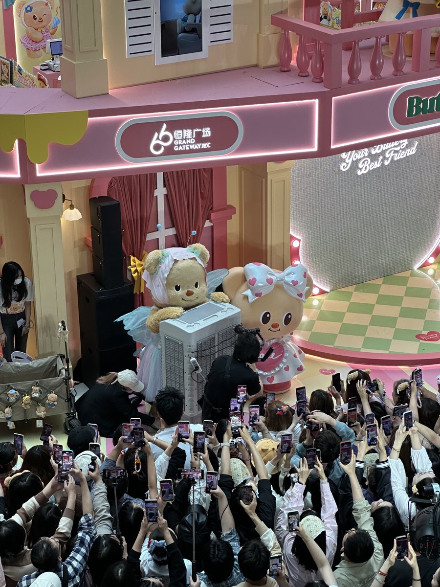 น้องเนย: เนย2 เธอเห็นหนุ่มหล่อคนนั้นมั้ย ขวาบน อยู่นิ่งนิ่งอย่าให้เค้ารู้ตัวนะว่าพวกเราแอบมองอยู่ 🫠

เนย2: 👀👀👀

#อยู่เซี่ยงไฮ้ก็เงี้ย #น้องเนยinshanghai #งานดีคอนเฟิร์ม