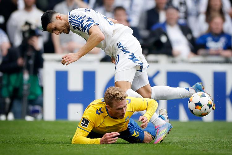 Superligaen er stødt på grund i egen lille populære andedam. #sldk er populær som aldrig før og tæt til sidste runde. Men bliver det for ofte forvekslet med sportslig god? For der er klare tegn på, at den er gal med niveauet. <a href="/politiken/">Politiken</a>  #fcklive #brøndby politiken.dk/del/CC9Ye6AE0R…
