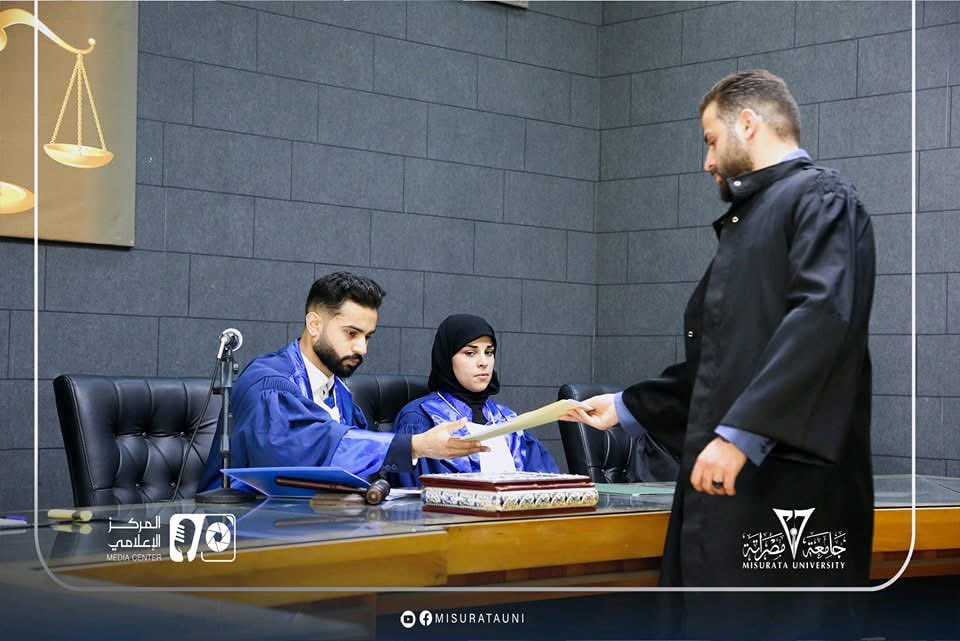 70 طالبًا وطالبة جسّدوا أدوار القضاة ووكلاء النيابة والدفاع في أول نسخة من المحكمة الصورية بكلية القانون – جامعة مصراتة، بتنظيم رابطة الخريجين، وبشراكة مع نقابة المحامين، ورعاية شركة الحديد والصلب.

#جامعة_مصراتة #المحكمة_الصورية #القانون #مصراتة