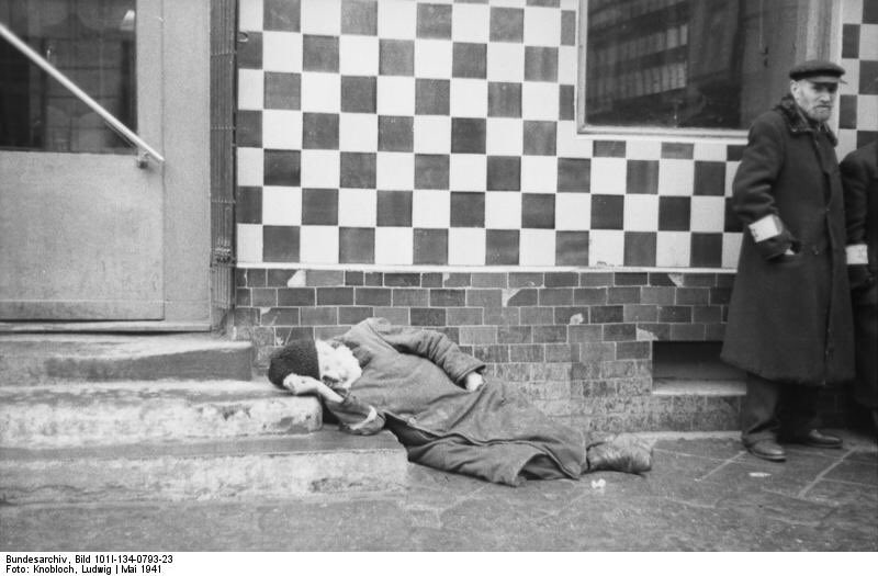 #Otd 4th May 1941. Jews starve to death on the streets of Warsaw.

The Ghetto had left hundreds of people dying everyday, emaciated to the bone.

An outbreak of Typhus was the final nail in the coffin for many, including the children.