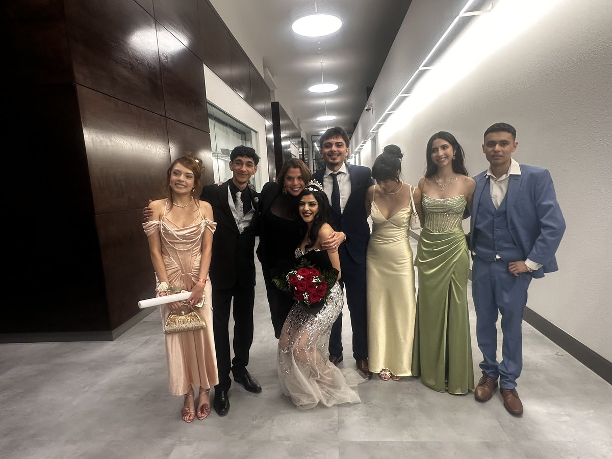 Americas_HS's tweet photo. Starry Night 💫 @Americas_HS Prom 2025! #SAC2 https://t.co/6ZjPxb6yDo