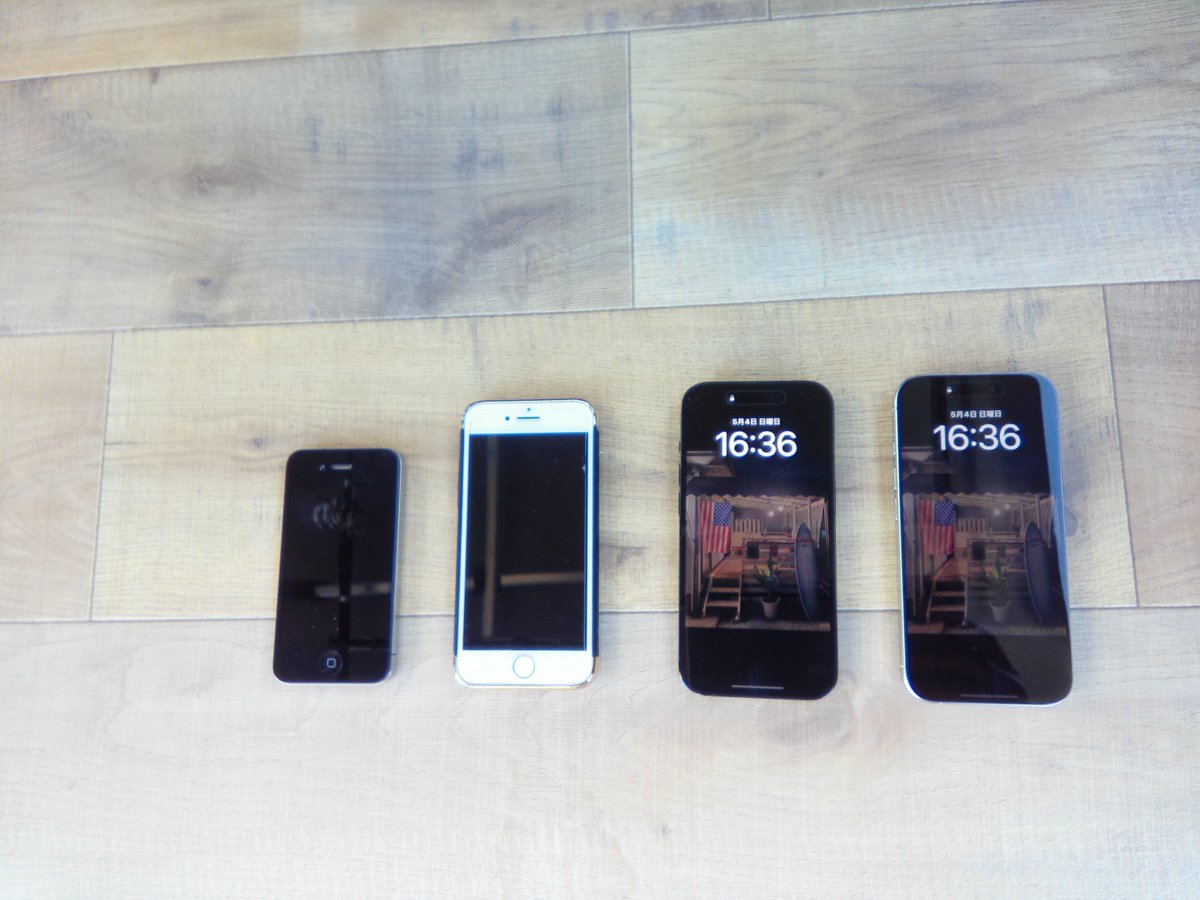 astroken's tweet image. 今日機種変してきました。
右側がiPhone16Pro、今までは14Pro。
白いのは以前使っていた7で、小さいのは4ｓです。
今でもアラームとして現役です。
