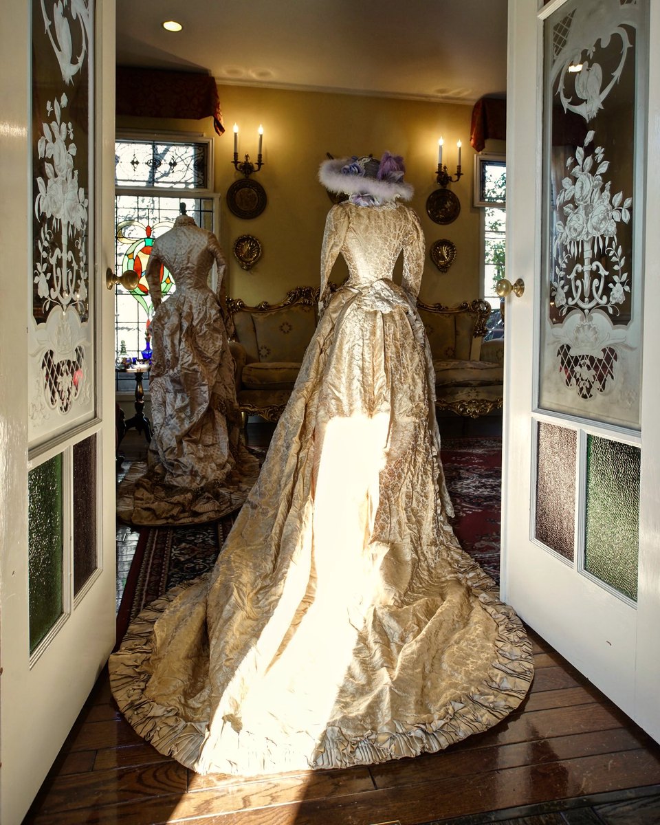 恐るべしコルセット😅
1880年代のアンティークトルソーやヴィクトリアンドレスは幾つか館内に置いているがウエスト50cmドレスの内側には！んなムチャな！内臓移動迄して着た拷問クラスのコルセットを着用した！後1900年代にココシャネルがコルセット廃止運動へ！やったねー🙌