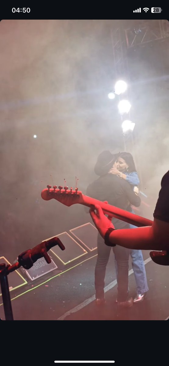 24hrsNadessabbb's tweet image. E o Mari cantando Eu,vc e Deus para Jake no palco..🥹
Colocando a mão na barriga dela na hora do nome dos bebês..🥹
O beijo e o na testa tb🥹
Depois ele a leva para frente do palco..🤍
Eita homem apaixonado 🤍