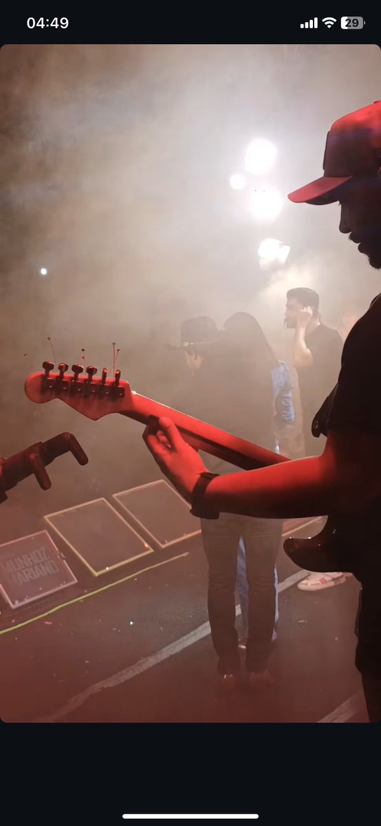 24hrsNadessabbb's tweet image. E o Mari cantando Eu,vc e Deus para Jake no palco..🥹
Colocando a mão na barriga dela na hora do nome dos bebês..🥹
O beijo e o na testa tb🥹
Depois ele a leva para frente do palco..🤍
Eita homem apaixonado 🤍