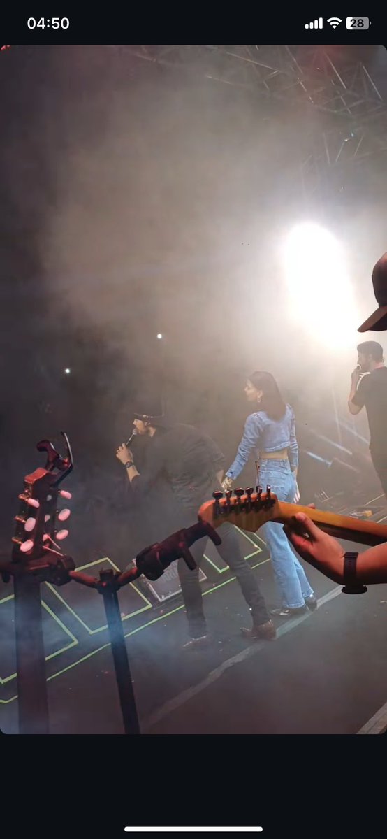 24hrsNadessabbb's tweet image. E o Mari cantando Eu,vc e Deus para Jake no palco..🥹
Colocando a mão na barriga dela na hora do nome dos bebês..🥹
O beijo e o na testa tb🥹
Depois ele a leva para frente do palco..🤍
Eita homem apaixonado 🤍