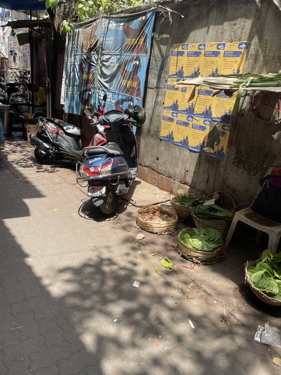 roads39331's tweet photo. नो पार्किंग झोनमध्ये पार्क केलेल्या बाईक
हरियाणा वाला लेन स्टेशन रोड कुर्ला पश्चिम
वृद्ध आणि महिलांना या समस्येचा सामना करावा लागतो आणि आपत्कालीन परिस्थितीत ते कठीण होईल@MTPHereToHelp @CMOMaharashtra @PMOIndia https://t.co/ly9wk3hYnW