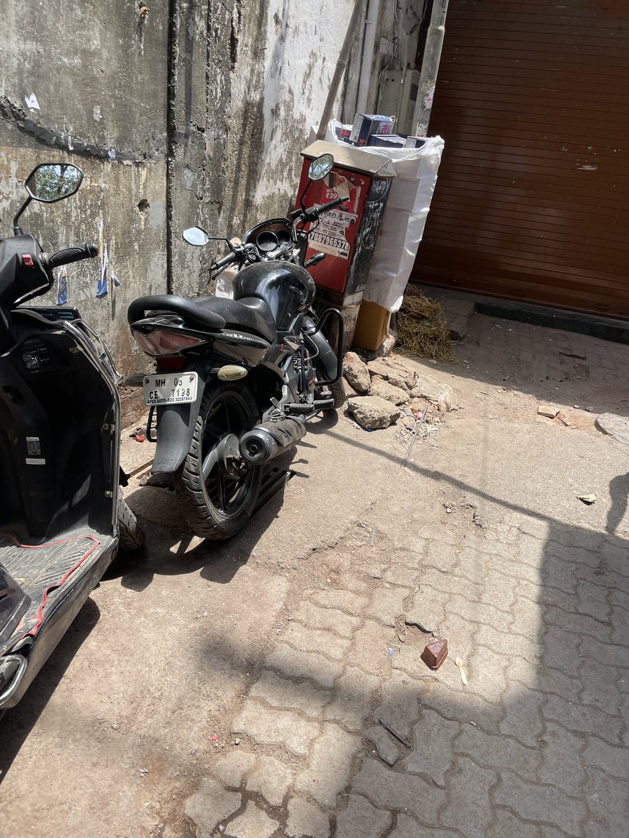 roads39331's tweet photo. नो पार्किंग झोनमध्ये पार्क केलेल्या बाईक
हरियाणा वाला लेन स्टेशन रोड कुर्ला पश्चिम
वृद्ध आणि महिलांना या समस्येचा सामना करावा लागतो आणि आपत्कालीन परिस्थितीत ते कठीण होईल@MTPHereToHelp @CMOMaharashtra @PMOIndia https://t.co/ly9wk3hYnW