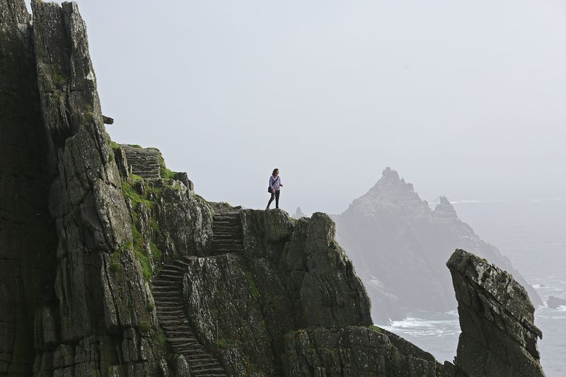 May the 4th be with you.

Ahch-To wasn’t CGI, it was Skellig Michael!  JJ Abrams called it “a miracle” &amp; made Luke Skywalker’s island real, remote, and perfect. Watch behind the scenes: youtube.com/watch?v=HjnGRT…

#StarWarsDay #SkelligMichael
📷Failte Ireland