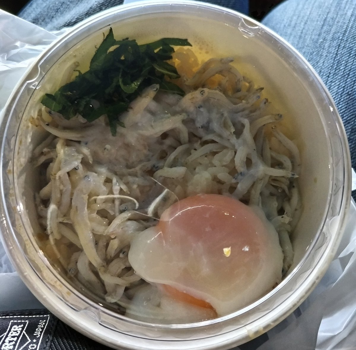 Raymond2020_'s tweet photo. カキランドさんのしらす丼は絶品です。
半熟玉子もごま油も絶妙です。
今日は、勝利の丼どなりました😄

#エスコンフィールド北海道
#KAKILAND https://t.co/p2a1ikCbSg