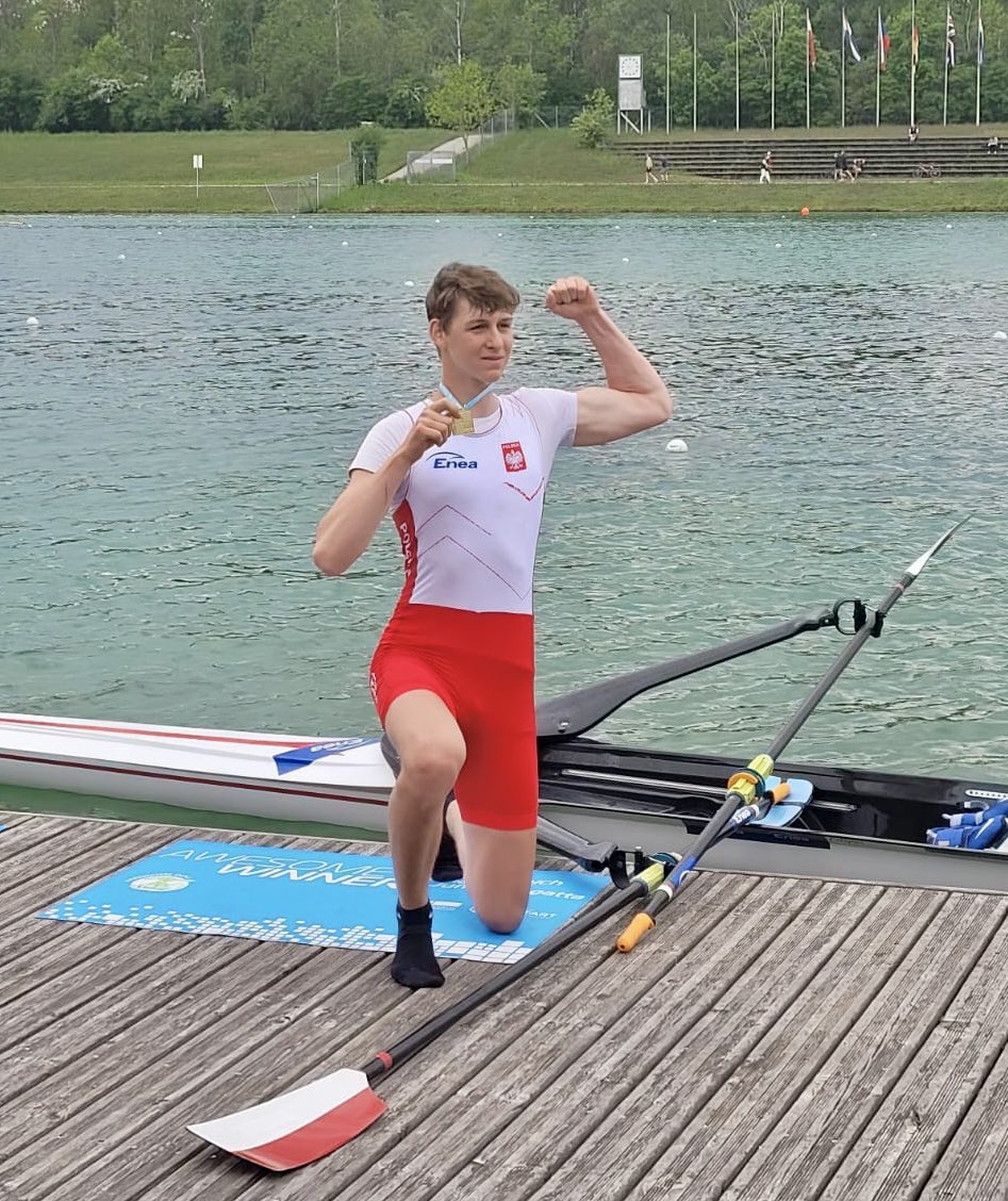 Złote medale Polaków w pierwszym dniu Międzynarodowych Regat Juniorów w Monachium! 🇵🇱💪

Ze zwycięstw cieszyli się Tomasz Król w jedynce oraz nasze czwórki podwójne! 

Komplet sobotnich wyników ➡️: tiny.pl/8vxbg9q7